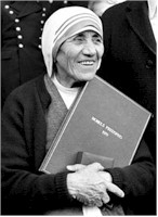 Mother Teresa standing with the Noble Prize award <br>(www.mteresa.net)