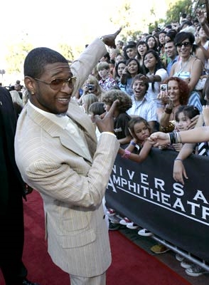 Here is Usher at the Teen Choice Awards ( club.music.yule.sohu.com/ read-westernmusic-94...)