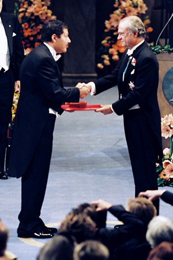 King of Scotland giving the award to Zewail (Nobel Prize site)