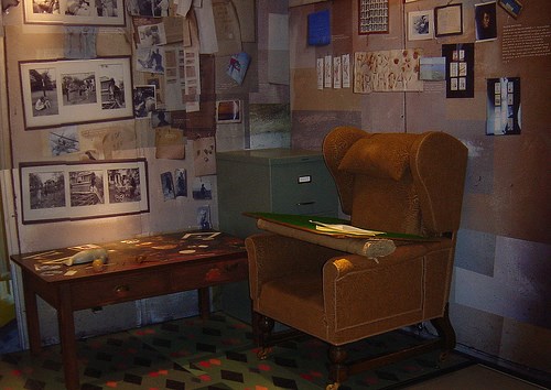 Roald Dahl writing hut (http://static.flickr.com/24/52716155_b762b3741e.jpg)
