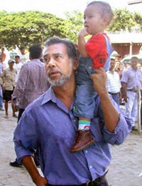 <a href=http://www.smh.com.au/ffximage/2004/07/21/200-xanana,0.jpg>With his son</a>