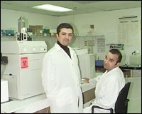 Babak and Daniel Darvish (http://www.jewishjournal.com/<br>images/photos/lab.11.22.02.jpg)