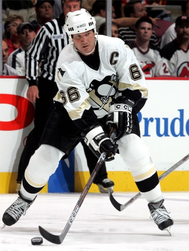 Picture of Mario on the ice. (http://i23.photobucket.com/albums/b355/THExCROW/Pittsburgh%20Penguins/MarioLemieux.jpg)