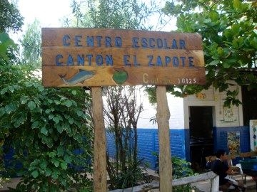 Letrero de El Zapote School hecho por estudiantes de la clase de carpintería