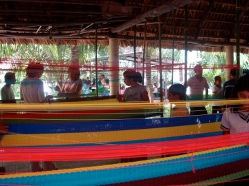 Estudiantes tejiendo hamacas. Los tejedores ganan 25 dólares por hamaca para apoyar a las familias.
