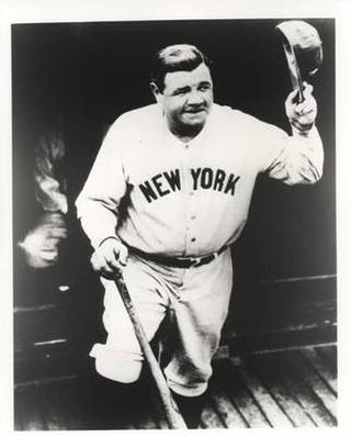 Babe Ruth bows to the fans. (www.onesesonnation.com)