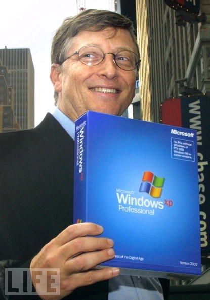 Bill Gates flaunting Windows XP (http://cache1.asset-cache.net/xc/1169554.jpg)