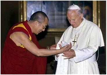 Dalai Lama greets Pope John Paul II. (http://www.peacewithsoraya.org)