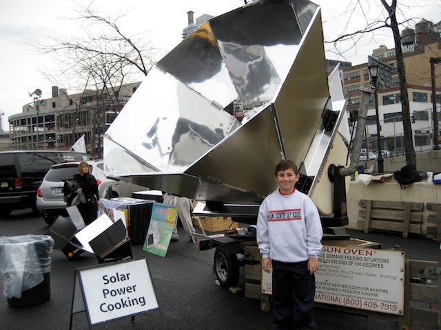 Matthew Cohen shows the power of Solar Ovens
