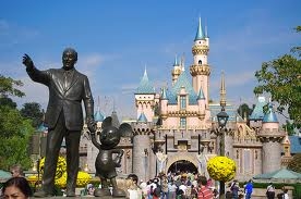 A statue of Walt Disney and Mickey Mouse in front (online)