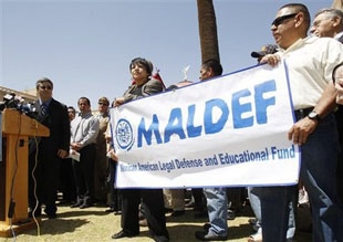 Presidente de MALDEF Thomas Saenz y partidarios de la organización (cleveland.com)