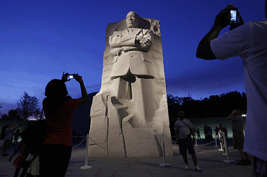 MLK Monument (http://www.worldbookonline.com/wbdiscover/media?id=pc354904 ())