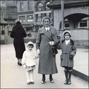 <a href=http://newsimg.bbc.co.uk/media/images/41725000/jpg/_41725844_xfrankfurt.jpg>Anne Frank with her mom and sister </a>