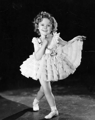 The child star in her signature pose. (http://www.rieselisd.org/data/webs/History/1930/decade/shirley-temple.jpg)