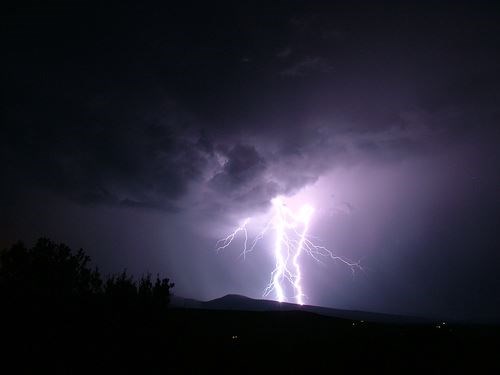  (http://purpleslinky.com/offbeat/selectrocution-why-lightning-strikes-certain-people/)