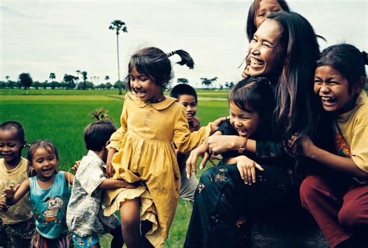 Somaly Mam con unas de las niñas que ha rescatado. (http://tinyurl.com/cd6aymt)