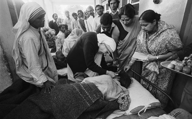 Mother Teresa caring for the sick and needy (http://pixgood.com/mother-teresa-with-the-poor.htm (pixgood.com))