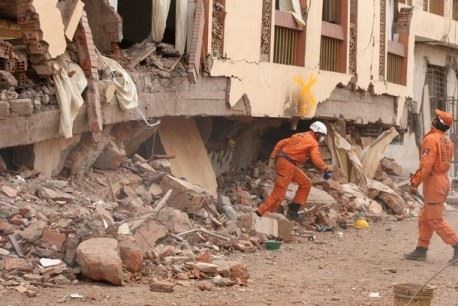 Rescue workers search a collapsed hotel for any v (http://www.daylife.com/photo/0coOd0zgAz6ap)