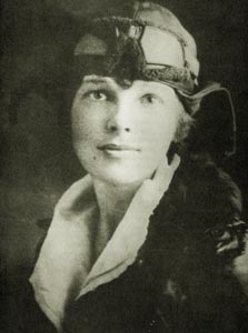 Earhart in an Aviator jacket and cap (http://www.ameliaearhart.com/about/historicalphotos.html)