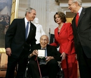 DeBakey accepts the Congressional Gold Medal (http://politicsoffthegrid.wordpress.com/2008/07/)