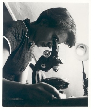 Rosalind Franklin in the lab (http://jezebel.com/rosalind-franklin/)