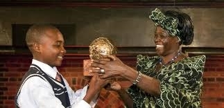 2009 winner Baruani Ndume with Wangari Maathai  (KidsRights  )