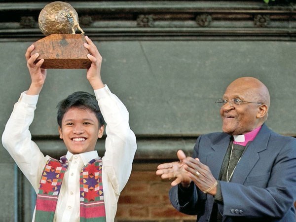 Desmond Tutu with 2012 winner Kesz (KidsRights  )