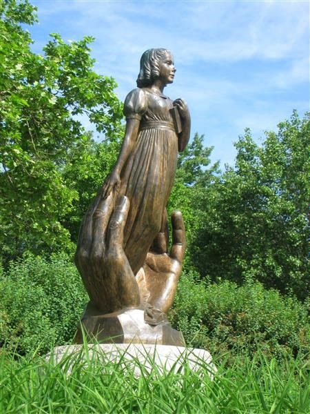 Statue of Alice in Hartford, Connecticut (http://commons.wikimedia.org/wiki/File:Alice_Cogsw)