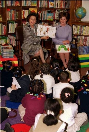 First Lady Mubarak and First Lady Bush read to children. (AP Photo/Ron Thomas)