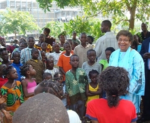 Ellen Johnson Sirleaf and students (globalvision.org)
