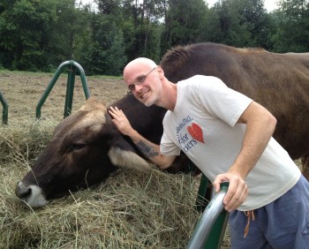 Gary Yourofsky with a cow (blog.timesofisrael.com (Danya Kaufmann))