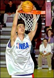 picture of Yao Ming playing for the Rockets (http://www.asianweek.com/2002_07_19/images/sports_yaoming_dunk.jpg)
