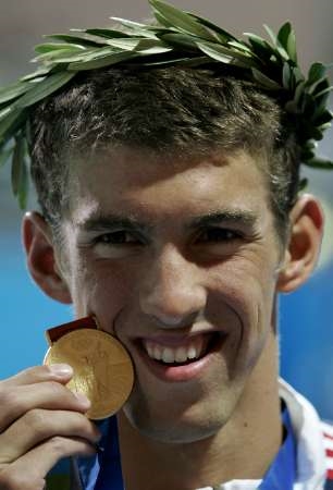Michael with his gold medal (Michael Phelps online )