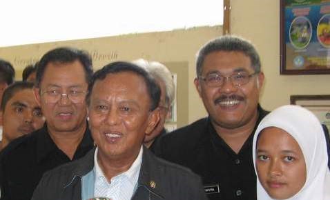 Mr. Cucu (right), The Minister of Environment, Mr. Rachmat Witoelar, The Mayor of Bandung, (left) Mr. Dada Rosada. In the 1st Students National Environment Convention. 