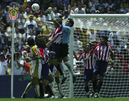 Oswaldo catching the ball (http://www.chivasdecorazon.com.mx/nueva/galeria.php)
