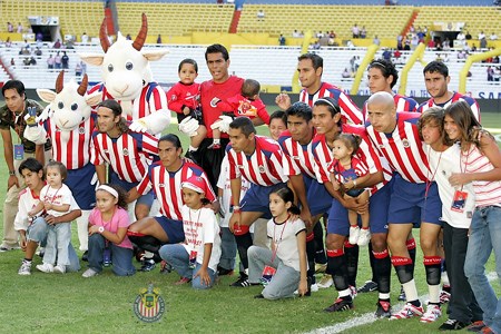 They are taking a picture to the team (http://www.chivasdecorazon.com.mx/nueva/galeria.php)