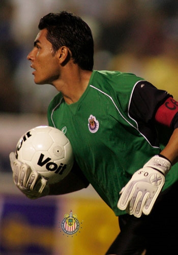 his going to kicking the ball (http://www.chivasdecorazon.com.mx/nueva/galeria.php)