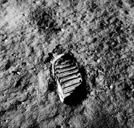 Neil Armstrong - footprint on the moon<br>http://www.planetarium.net/<br>edcenter/human/apollo.htm