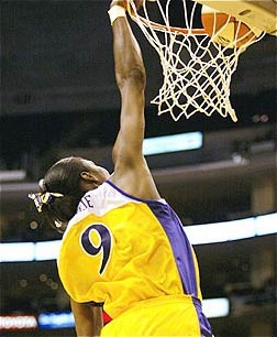 Lisa Leslie dunking the basketball in 2002 (http://www.masbasket.com/imagen/<br>imagen-02/imagen-02-31/Lisa_Leslie_mate_G.jpg)