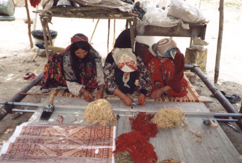 Quashqai women weaving a Gabbeh.