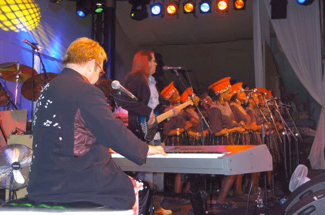 Elton John sings with the Sinikithemba Choir (learnspace.cc)