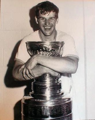 Bobby Orr with the Stanley Cup  (www3.telus.net/Orr/)