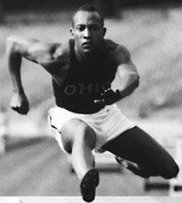 Jesse running the hurdles (www.jesse-owens.org)