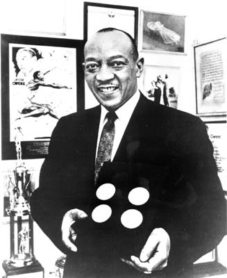 Jesse Owens holding his four gold medals (www.congressionalgoldmedal.com)