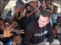 Ewan in Africa (www.google.co.id search:Ewan McGregor)