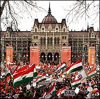 <a href=http://newsimg.bbc.co.uk/media/images/41533000/jpg/_41533604_hungarybody.jpg>The Hungarian Parliament Building</a>