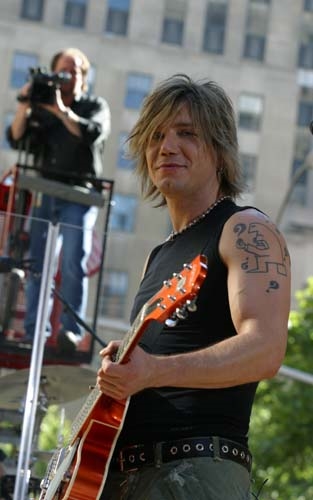 <a href=http://johnny.finnaginn.com/extras.php?pix>John with his guitar</a>