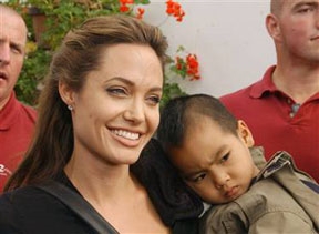 <a href=http://msnbcmedia.msn.com/j/msnbc/Components/Photos/050706/050706_jolie_hmed_330a.hmedium.jpg>Jolie with adopted son Maddox</a href>
