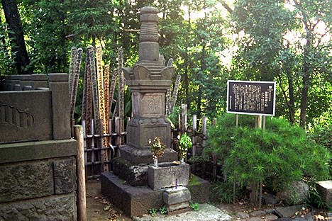 <a href=http://www.kiku.com/electric_samurai/cobweb_castle/image/hattori.jpg>Grave of Hattori Hanzō </a>