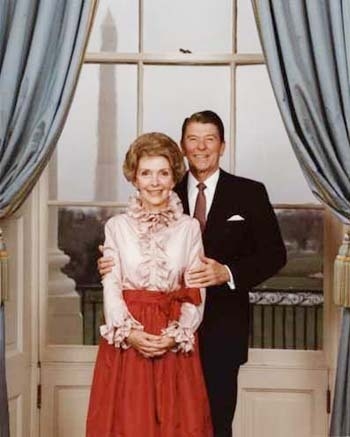 <a href=http://history1900s.about.com/library/photos/blyreagan46.htm>Nancy & Ronald Reagan in the Blue Room </a>